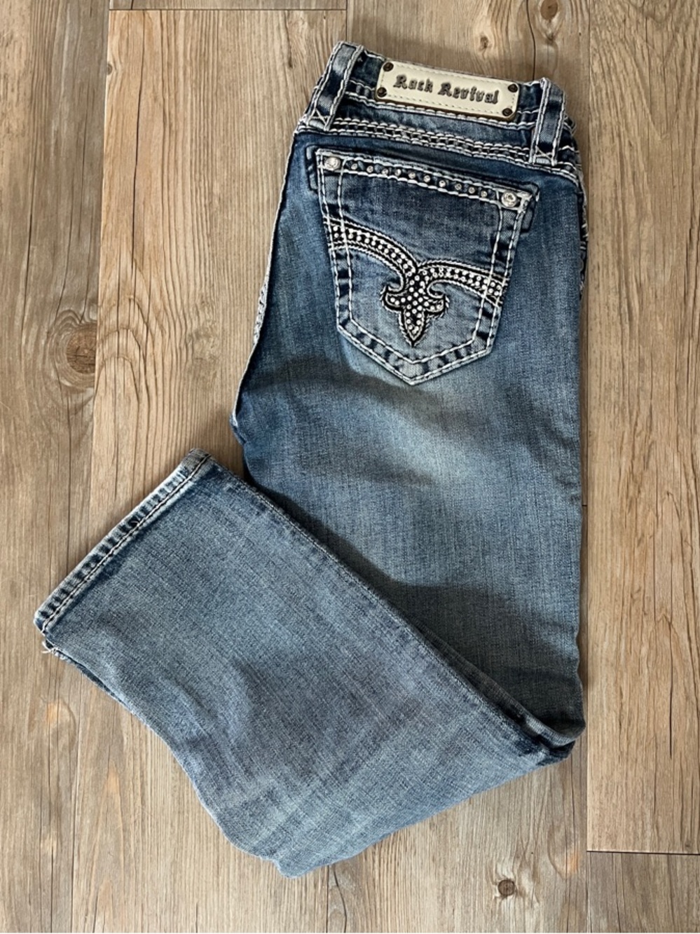 Rock Revival Medium Wash Denim Jeans Nicole Capris with Embellished Back Pocket